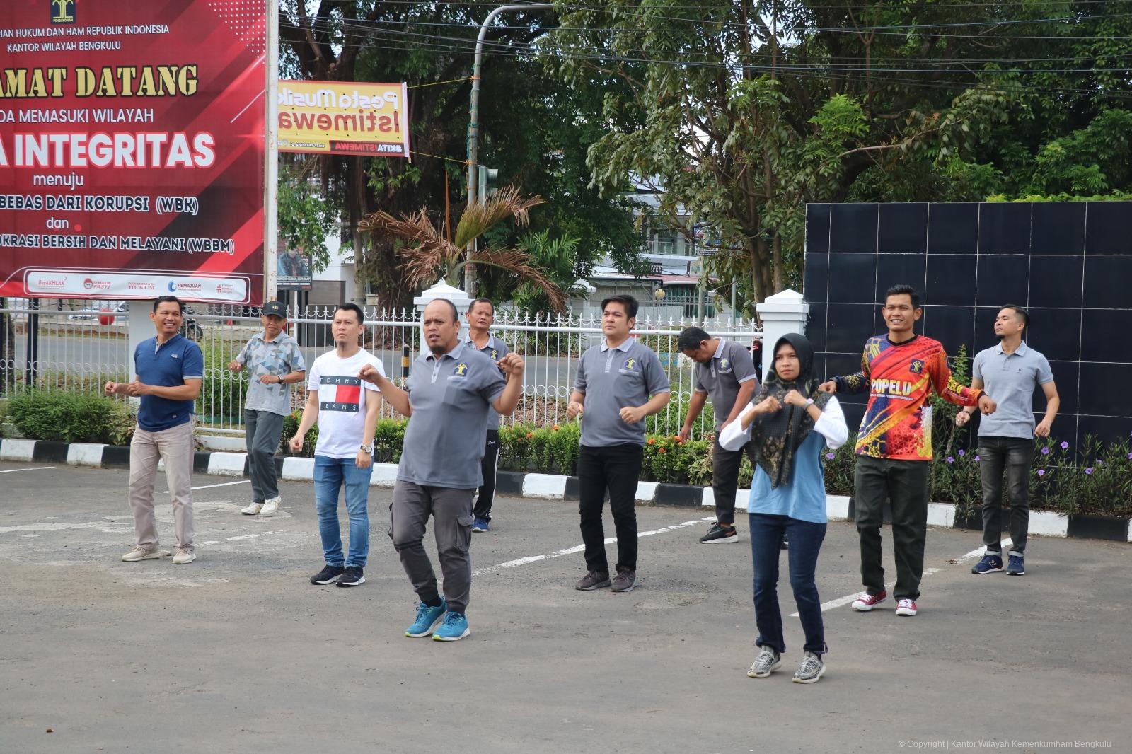 Senam Pagi Bersama Pegawai Kanwil Bengkulu Siap Jalani Hari Dengan