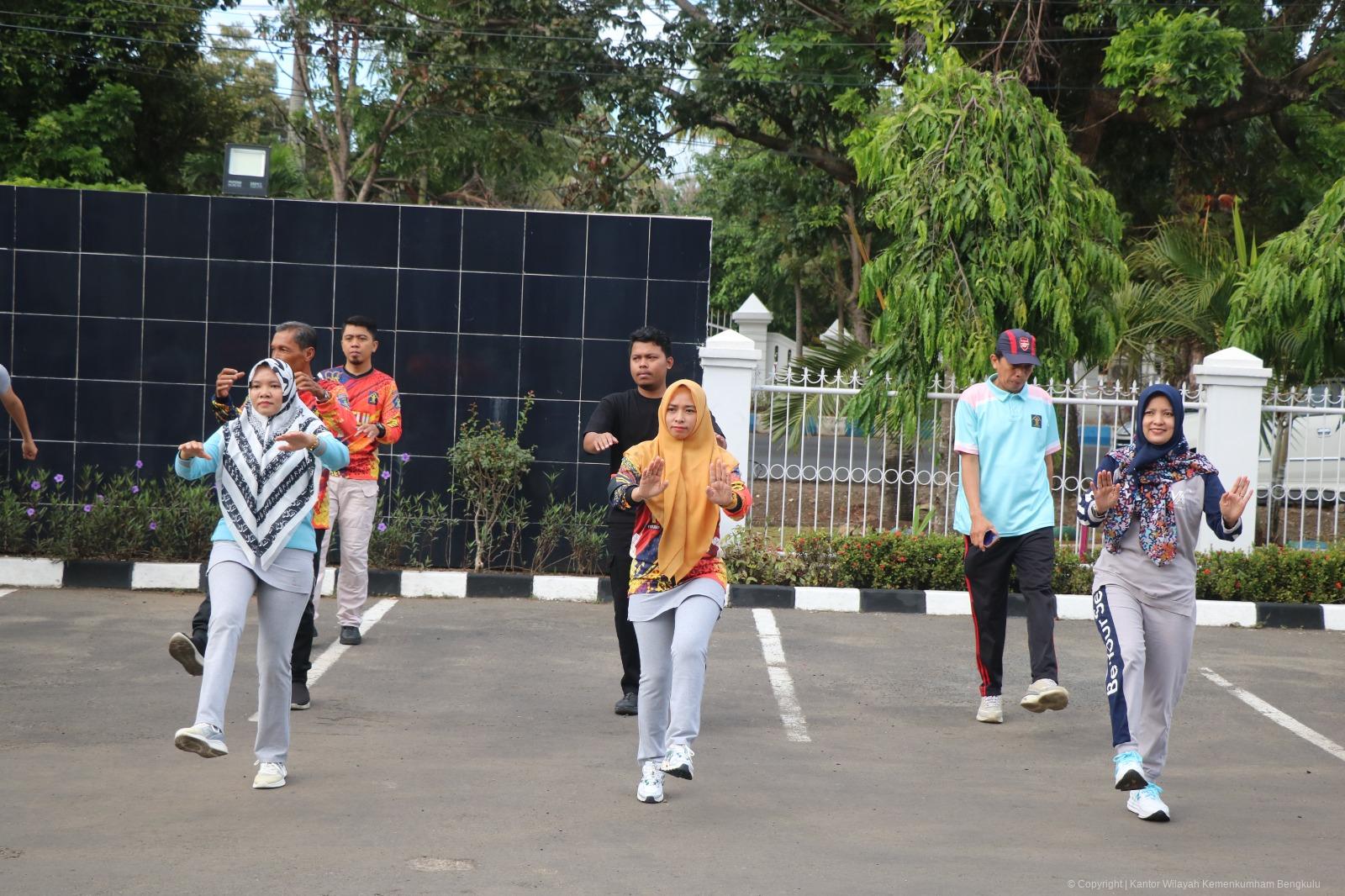 Senam Pagi Bersama Pegawai Kanwil Bengkulu Siap Jalani Hari Dengan